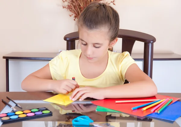 Beautiful latin girl working on her art project at home — Stock Photo, Image