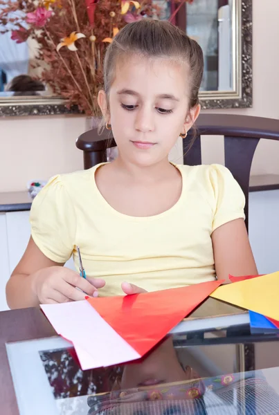 Chica latina trabajando en su proyecto escolar en casa —  Fotos de Stock