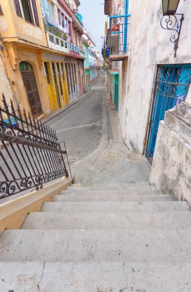 Gata i Gamla Havanna trängas undan av gamla ruttnande byggnader — Stockfoto