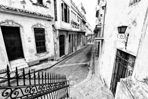 Granica rozkładających się budynków w starej Hawanie — Zdjęcie stockowe