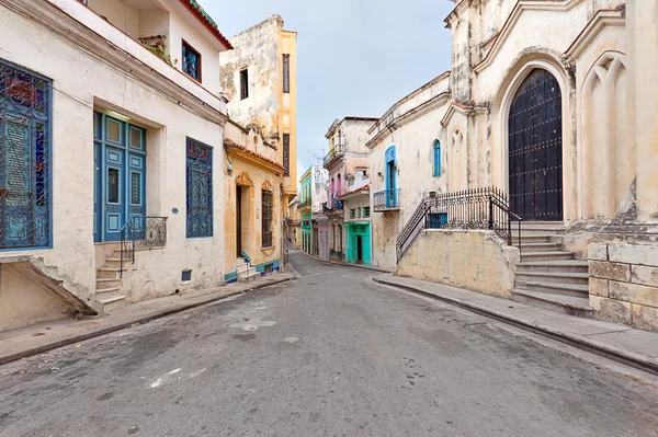 Grunge 腐朽的建筑物在哈瓦那老城 — 图库照片