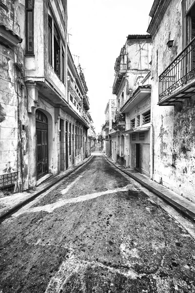 Grunge förfalla byggnader i Gamla Havanna — Stockfoto