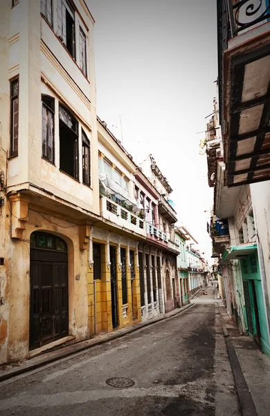 Granica rozkładających się budynków w starej Hawanie — Zdjęcie stockowe