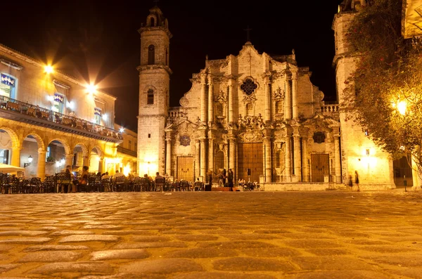 The Cathedral of Havana illuminated at night — Stock Photo, Image