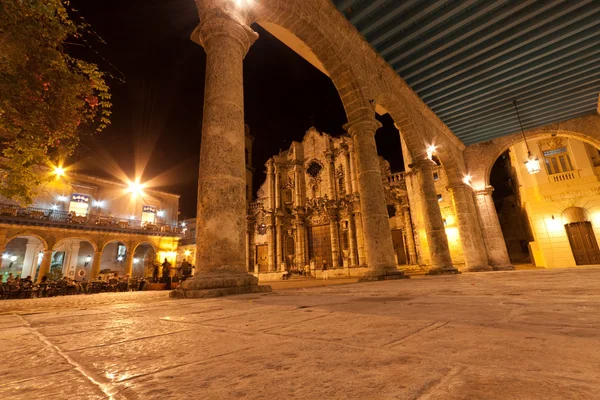 La Catedral de La Habana iluminada de noche — Foto de Stock