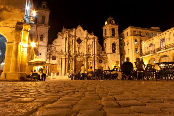 La cathédrale de La Havane illuminée la nuit — Photo