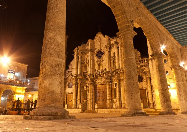 照亮了夜晚的哈瓦那的大教堂 — 图库照片