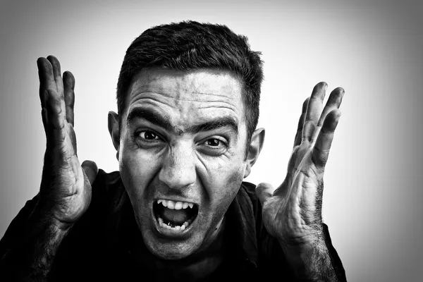 Gewalttätiger hispanischer Mann schreit mit wütendem oder verzweifeltem Gesicht — Stockfoto