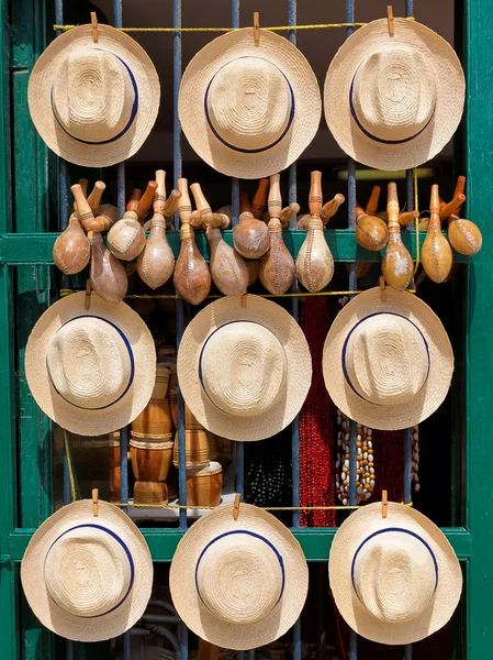 Souvenirs tradicionales en venta en La Habana Vieja — Foto de Stock