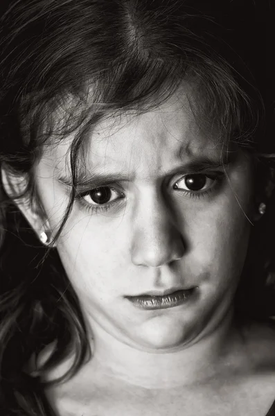 Imagen en blanco y negro de una niña muy triste llorando — Foto de Stock