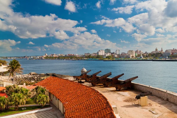 Antiguos cañones coloniales frente a la ciudad de La Habana —  Fotos de Stock