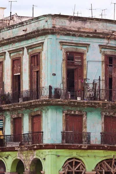 Szczegóły w zabytkowym budynku w starej Hawanie — Zdjęcie stockowe