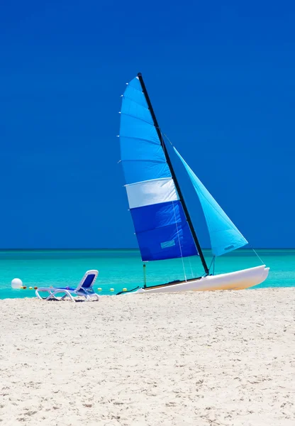 Boats on the beautiful cuban beach of Varadero — Stock Photo, Image
