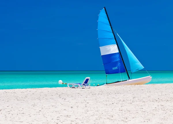 バラデロの美しいキューバ ビーチでボート — ストック写真