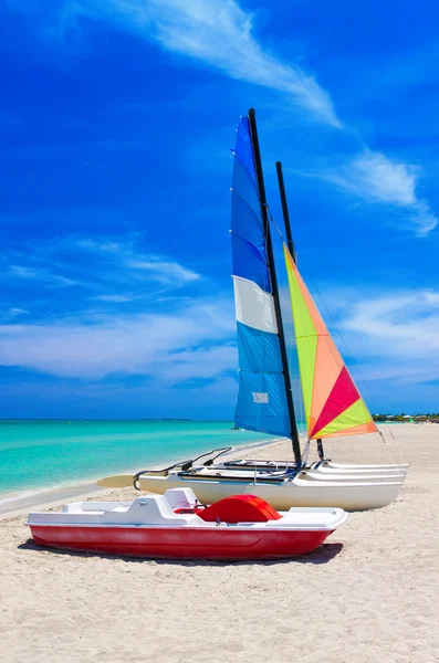 Catamaranes en la hermosa playa de Varadero en Cuba — Foto de Stock