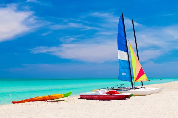 Plachetnice na krásné pláži varadero na Kubě — Stock fotografie