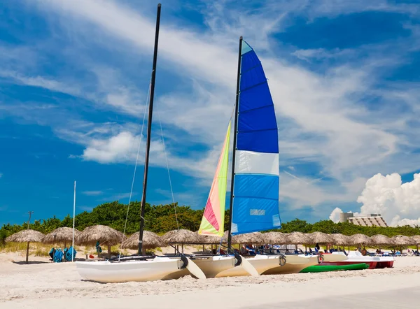 Boote am schönen strand von varadero in kuba — Stockfoto