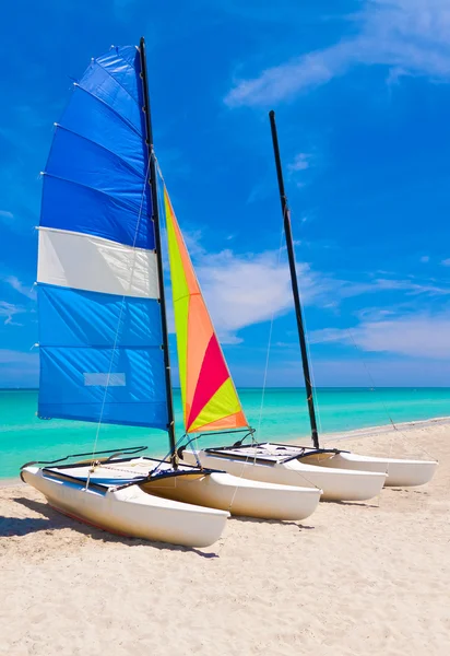Segelbåtar i den kubanska stranden i varadero — Stockfoto