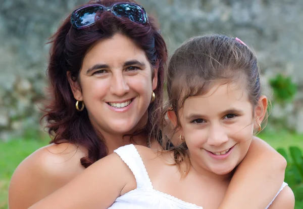 Güzel İspanyol anne ve kızı bir parkta — Stok fotoğraf