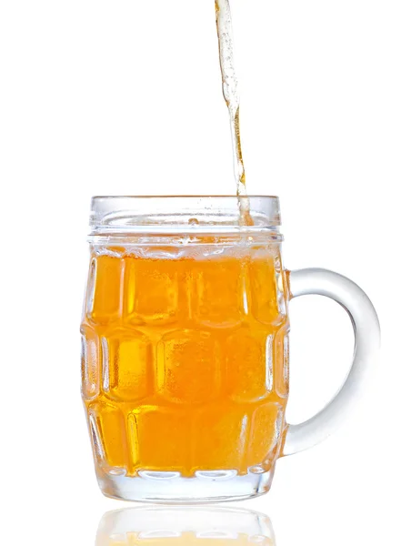 Ποτήρι μπύρας απομονωμένο σε λευκό — Φωτογραφία Αρχείου
