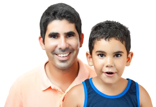 Pequeno menino latino e seu jovem pai isolado em branco — Fotografia de Stock