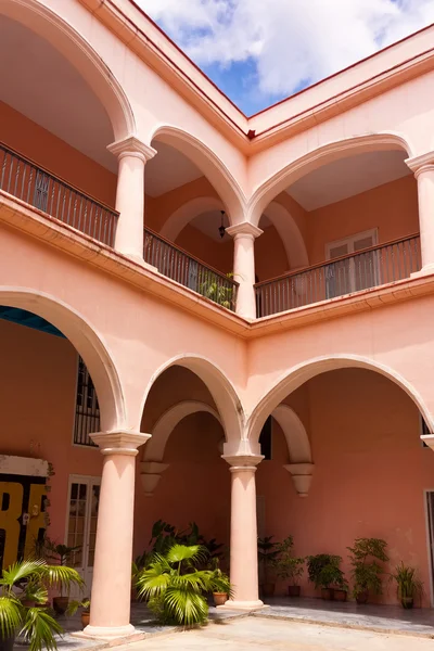 Innenhof in einem Kolonialhaus in Havanna — Stockfoto