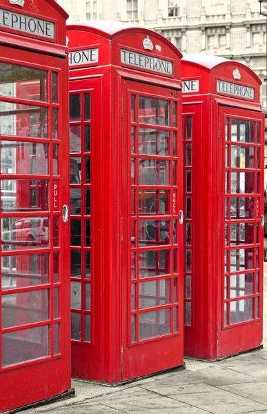 Tre typiska röda telefonkiosker i london — 图库照片