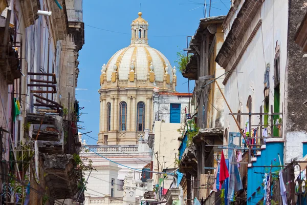 Eski Havana'da bina — Stok fotoğraf
