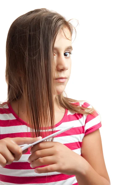 Милая латинская девушка расчесывает волосы изолированно на белом — стоковое фото