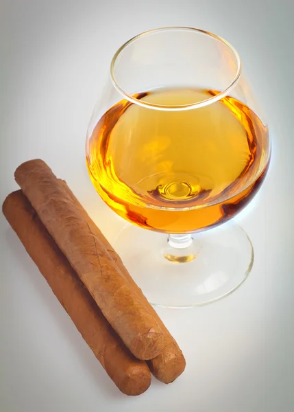 Glas cognac en een Cubaanse sigaar — Stockfoto