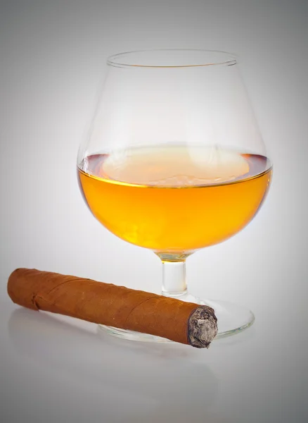 Glas cognac och en kubansk cigarr — Stockfoto