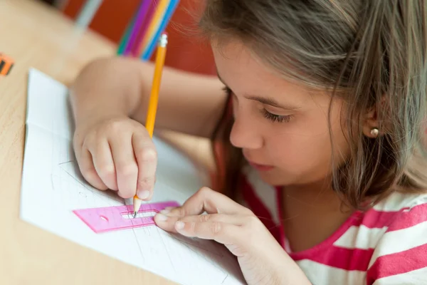 Schönes hispanisches Mädchen, das an ihren Hausaufgaben arbeitet — Stockfoto