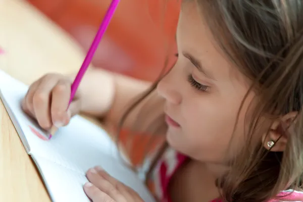 Piękne hiszpańskie dziewczyny, działa na jej pracę domową — Zdjęcie stockowe