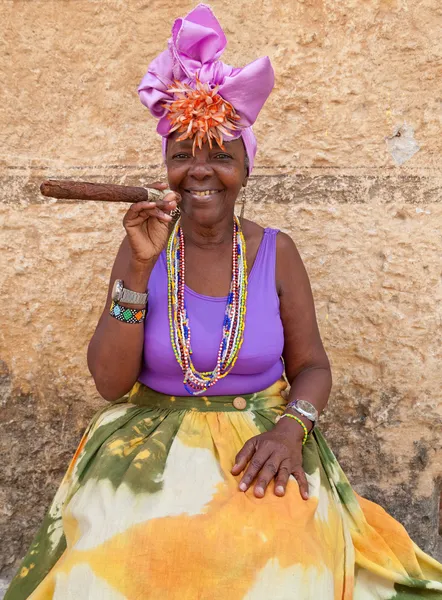 Typowe kubańskie kobieta z cygarem ogromne — Zdjęcie stockowe