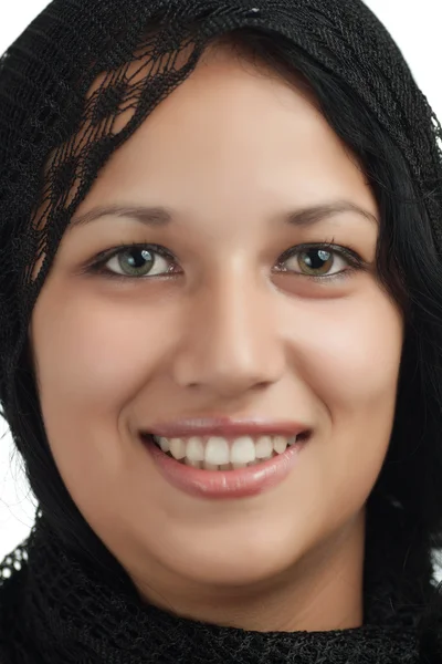 Krásná Arabská žena pomocí černý závoj izolovaných na bílém — Stock fotografie