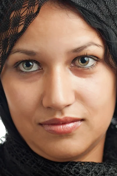 Mooie Arabische vrouw met behulp van een zwarte sluier geïsoleerd op wit — Stockfoto