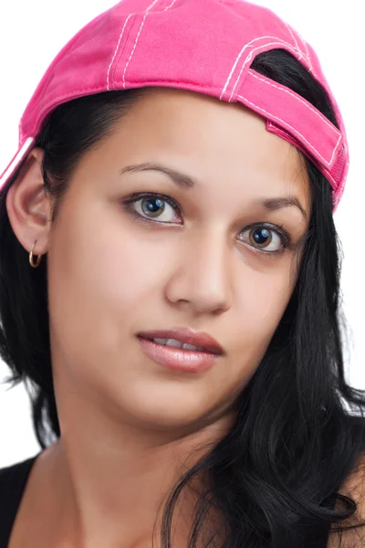 Menina latina bonita usando um boné de beisebol rosa — Fotografia de Stock