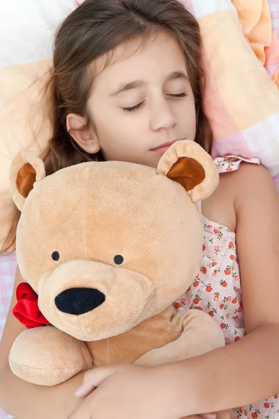 Niña durmiendo con su osito de peluche — Foto de Stock