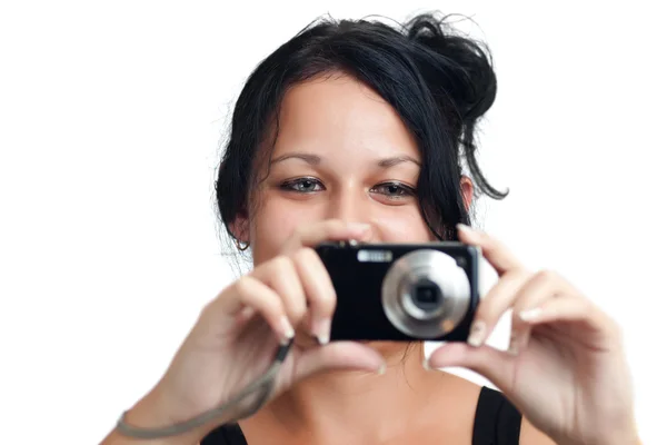 Menina hispânica bonita com uma câmera compacta isolada no branco — Fotografia de Stock