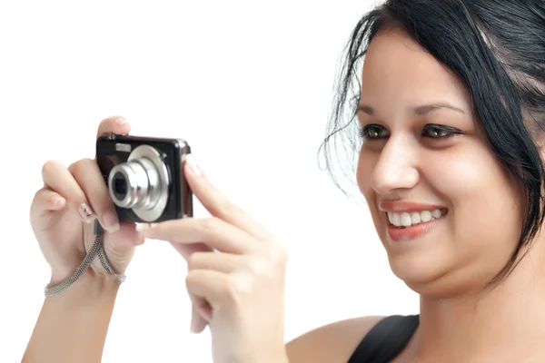 Menina hispânica bonita tirando fotos isoladas no branco — Fotografia de Stock