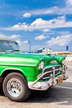 Klasik bir Amerikan arabası Havana'da park etmiş.