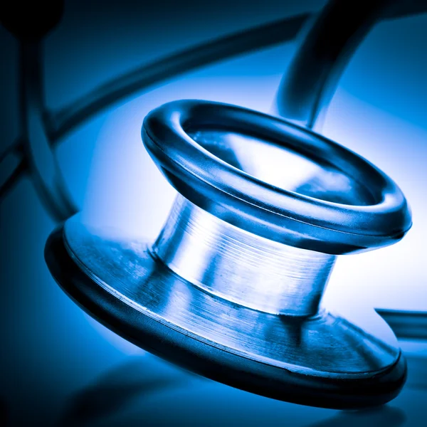 Stetoscopio su sfondo blu — Foto Stock