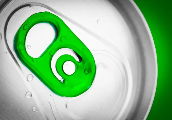 Bira ya da alkolsüz içecek yeşil bir arka plan üzerinde olabilir — Stok fotoğraf