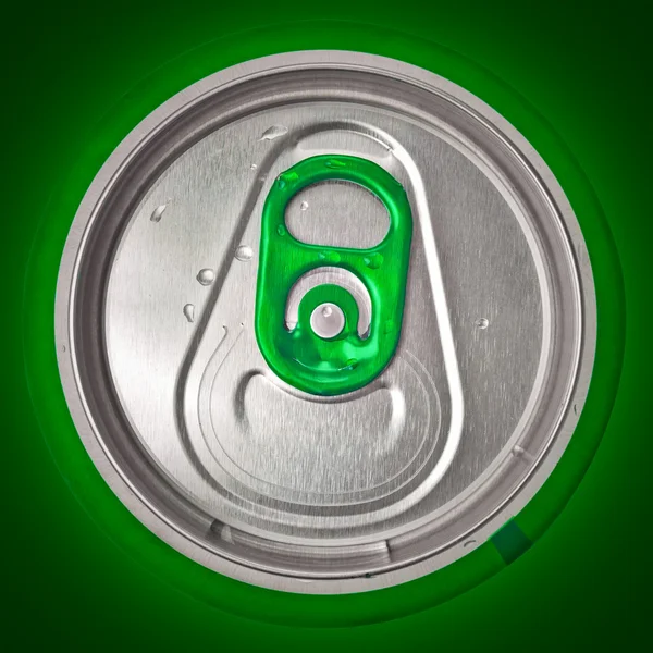 Top de lata de cerveja em um fundo verde — Fotografia de Stock