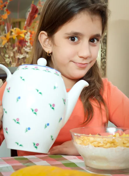 Nettes lateinisches Mädchen frühstückt zu Hause — Stockfoto