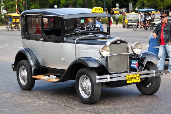 Havana, sokaklarında eski klasik Amerikan arabası — Stok fotoğraf