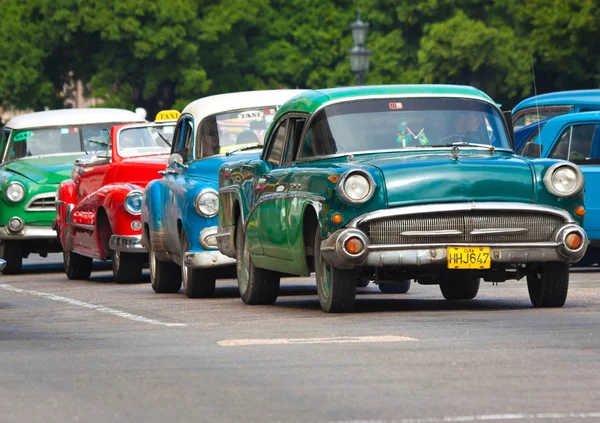 Gamla amerikanska bilar på gatorna i Havanna — Stockfoto