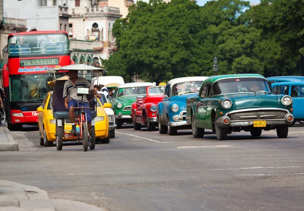 Vieilles voitures américaines classiques dans les rues de La Havane — Photo