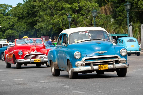 Gamla amerikanska bilar på gatorna i Havanna — Stockfoto