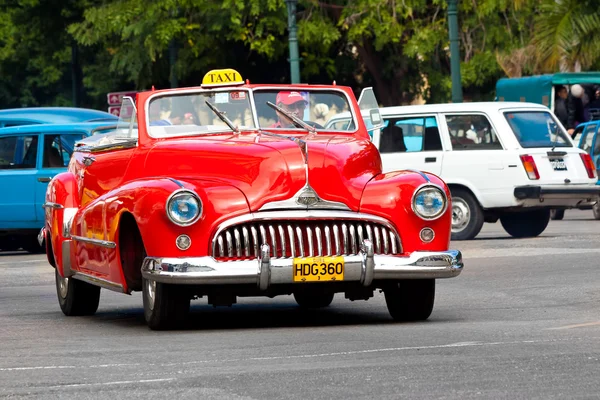 Παλιό κλασικό αμερικανικό αυτοκίνητο στους δρόμους της Αβάνας — Φωτογραφία Αρχείου